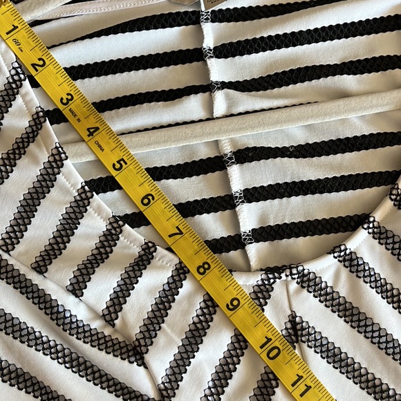 💖🤍🖤Guess White & Black Crochet Stripe Pattern Peplum Top-XS-EUC - Picture 12 of 14